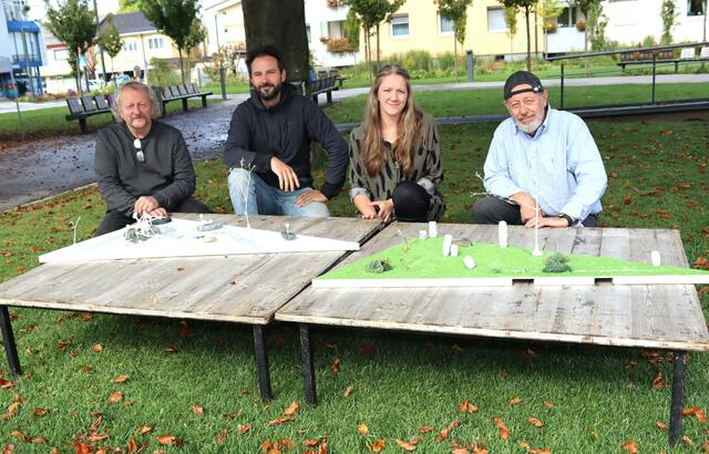 Andres Klimbacher, Jure Markota, Romana Egartner und Helmut Machhammer vor den zwei fertigen Modellen, die der Stadtgemeinde vorgestellt wurden. | Foto: Stadtgemeinde Althofen
