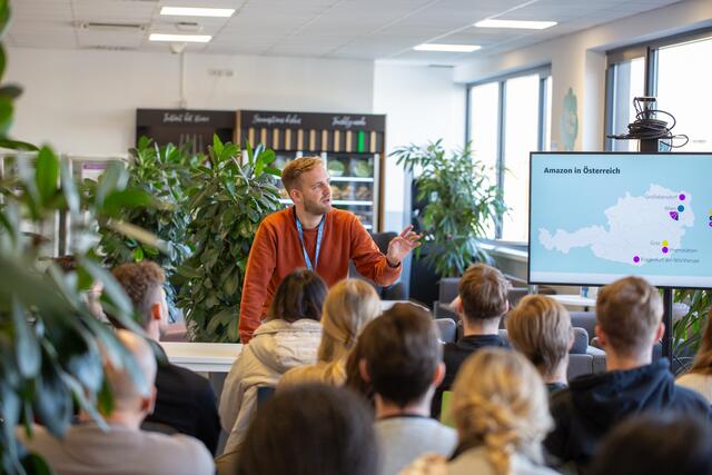 Studierende des Campus Wieselburg zu Besuch bei Amazon in Wien-Liesing