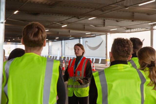 Studierende des Campus Wieselburg zu Besuch bei Amazon in Wien-Liesing