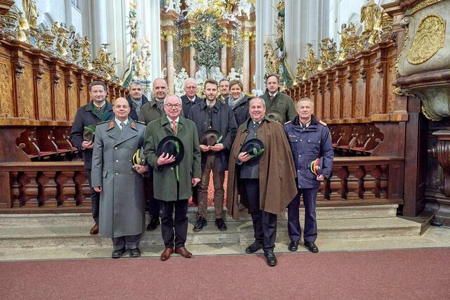 Bauernbund NÖ-Direktor Paul Nemecek, NÖ Militärkommandant Georg Härtinger, Bezirksjägermeister von Zwettl Manfred Jäger, stv. Landesjägermeister Franz Hochholzer, LH-Stellvertreter Stephan Pernkopf, stv. Landesjägermeister Johannes Unterhalser, Geschäftsführer des NÖ Jagdverbands Leopold Obermair, stv. Landesjägermeister Gerald Friedl, BH-Stv. Mag. Barbara Salzer, Landesjägermeister Josef Pröll, LK Niederösterreich-Präsident NR-Abg. Johannes Schmuckenschlager, NÖ Landespolizeidirektor Franz Popp (v.l.) | Foto: Georges Schneider