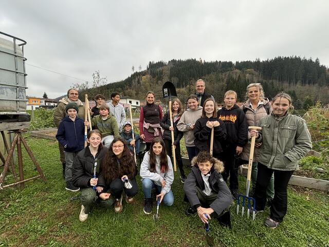 Die Mädchen und Buben der ersten Klasse der Musik-Mittelschule sind bereit für die Arbeit. Der Garten wird angelegt. | Foto: MeinBezirk.at