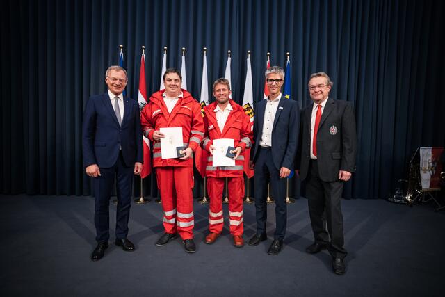 Landeshauptmann Thomas Stelzer, die Ausgezeichneten Martin Händlhuber und Albert Pötsch, Rotkreuz-Bezirksgeschäftsleiter Stephan Schönberger sowie Rotkreuz-Vizepräsident Günter Mayr bei der Verleihung der Rettungsdienstmedaillen (v.li.). | Foto: Land OÖ/MM