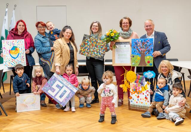 Die Tagesmütter und die Kinder mit Feldbachs Bürgermeister Josef Ober | Foto: Tagesmütter