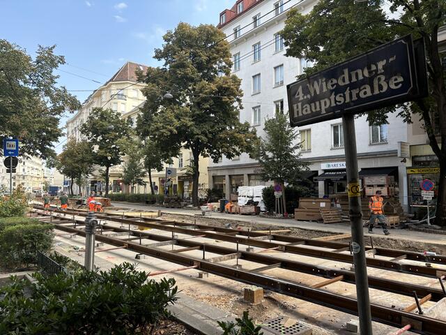 Die Fertigstellung der Wiedner Hauptstraße ist für November angekündigt. MeinBezirk hat nachgefragt, wie die Lage auf der Baustelle ist. | Foto: Tamara Winterthaler/MeinBezirk
