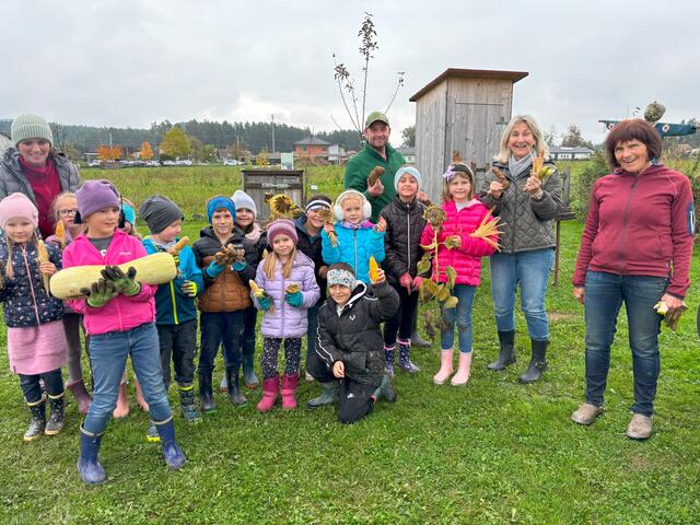 Ulrike Wagner, Martin Jernej, Pädagogin Barbara Zirngast und Helen Breitfuß mit Kindern der 2b-Klasse | Foto: www.weltacker.at