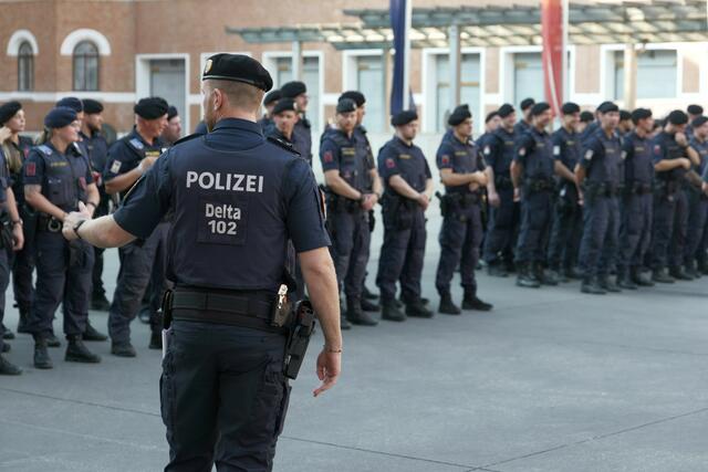 Bei der Wiener Polizei sind 70 bis 80 Beamte dauerhaft für die Überwachung des öffentlichen Raums abgestellt.  | Foto: Max Spitzauer/MeinBezirk