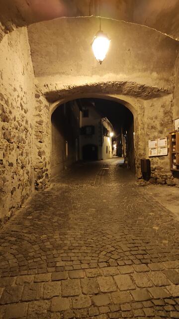 durch das Kremser Tor geht man wieder in die Altstadt... | Foto: I.Wozonig