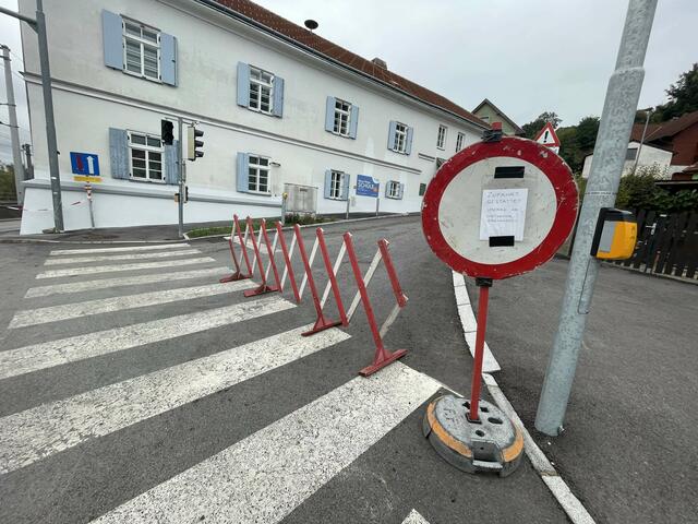 Vor der Schule in Greifenstein ist Schluss. Die Hadersfelder Bevölkerung muss derzeit über Klosterneuburg ausweichen. Dort verzögern Baustellen den Verkehr. | Foto: Seebacher