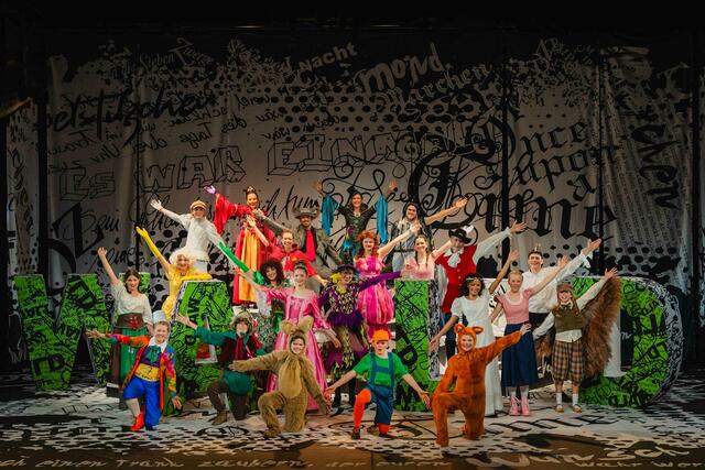 Mit viel Spaß und Farbenfreude präsentiert sich das Mariagrüner Kindertheater
 | Foto: Stella