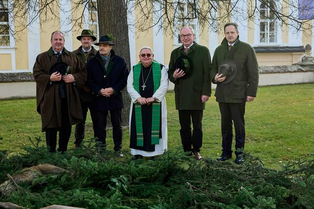 Bei der Streckenlegung: Landesjägermeister Josef Pröll, stv. Landesjägermeister Gerald Friedl, Bezirksjägermeister von Zwettl Manfred Jäger, Abt Johannes Maria Szypulski, LH-Stellvertreter Stephan Pernkopf, LK Niederösterreich-Präsident Johannes Schmuckenschlager (v.l.) | Foto: Georges Schneider
