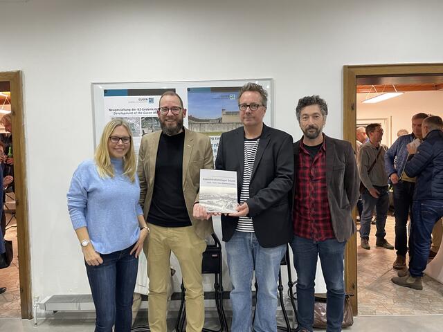 Umfassende Dokumentation der Gusener KZ-Geschichte: Stephanie Kaiser, Gregor Holzinger, Ralf Lechner und Christian Dürr  (alle Mauhausen Memorial) haben tolle Arbeit geleistet. | Foto: Mauthausen Memorial/Julius Sevcik