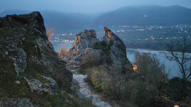 hier mündet der Eselsteig in das Burgareal... | Foto: I.Wozonig
