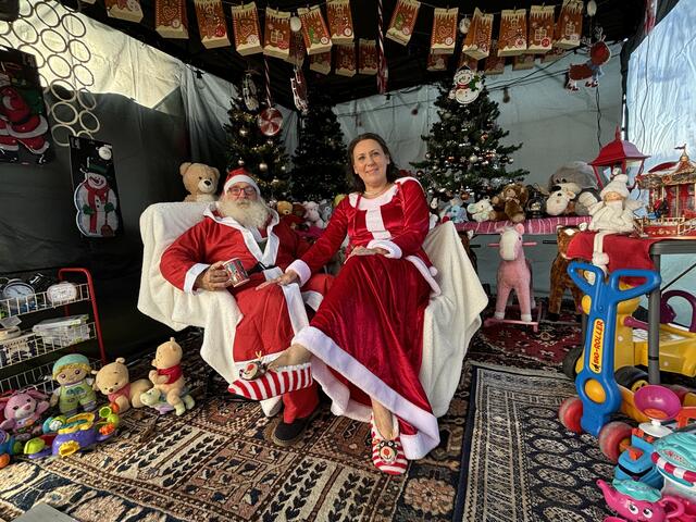 Die Vorbereitungen laufen auf Hochtouren: Weihnachtsmann Christian Comel und seine Weihnachtsfrau haben das ganze Jahr über Geschenke zum Verteilen gesammelt. | Foto: Waltraud Fischer