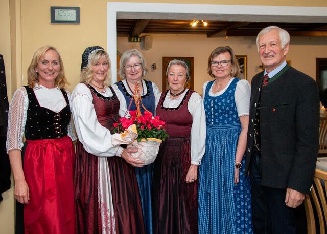 Foto von der Ehrung von Martina Erlacher für 20 Jahre Trachtengruppe Radenthein
v.lnr Melanie Golob (Kulturreferentin) Ingeborg Fritzer, Martina Erlacher, Hanni Schretter, Christine Krug und Erwin Winkler (Bezirksobmann Kärntner Bildungswerk Villach) | Foto: Trachtengruppe Radenthein