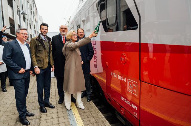 GF Stadler Austria Christian Diewald, LH-Stv. Udo Landbauer, ÖBB CEO Andreas Matthä, LH Johanna Mikl-Leitner, Bgm. Matthias Stadler | Foto: Daniel Willinger 