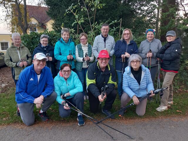 Beim letzten Walken in diesem Jahr: Anna Wukowitsch, Margarete Sachs, Susanne Hausensteiner, Edith Banny, Erich Schock, Christine Scharka, Maria Schock und Renate Schubert. Vorne Werner und Karla Schöll, Gerhard Mittermann und Helga Hafenscher.
 | Foto: Werner Schöll