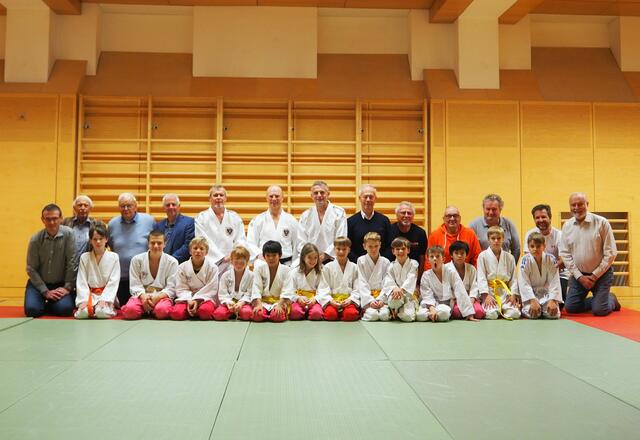 Am Foto kniend auch für die Judo Oldies v.l.n.r.:
- Herbert Rybar 1967
- Ernst Fischer 1939
- Wolfgang Hettlinger 1943
- Ewald Babka 1965
- Robert Hatzl 1969 (Trainer)
- Franz Winter 1968 (Trainer)
- Bernd Peter 1971 (Trainer)
- Franz Kitzlink 1949
- Horst Wallner 1958
- Franz Kampichler 1949
- Thomas Waltenberger 1965
- Manfred Frieß 1963
- Hans Machowetz 1947