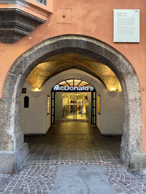 Das McDonald's Restaurant in der Innsbrucker Altstadt wird im November modernisiert. | Foto: McDonald's