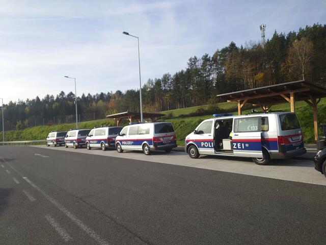 Großaufgebot der Autobahnpolizei samt Bezirkshauptmannschaftvertretern. | Foto: privat
