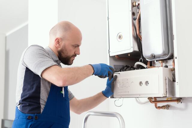 Die Arbeiterkammer hat die Tarife für Facharbeiterstunden und die Anfahrtskosten von 90 Betrieben in Oberösterreich unter die Lupe genommen.  | Foto: stockasso/PantherMedia
