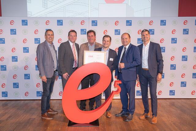 Bruno Oberhuber (GF Energieagentur Tirol), LR René Zumtobel, LHStv. Josef Geisler und Rupert Ebenbichler (GF Energieagentur Tirol) präsentieren das neue e5-Logo mitsamt neuem Kriterienkatalog.
 | Foto: Energieagentur Tirol / Blitzkneisser