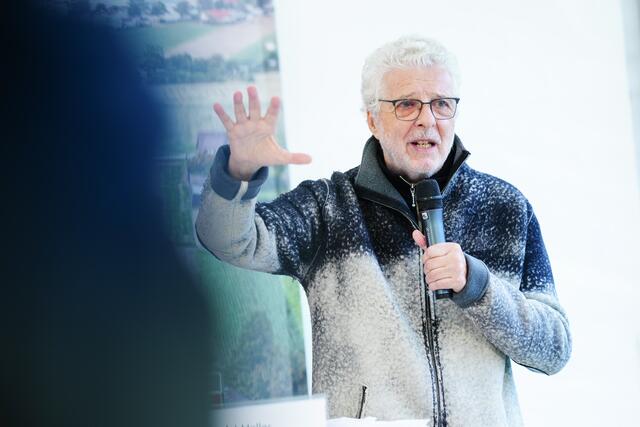 André Heller übernimmt gemeinsam mit Ernst Molden und Ursula Strauss die Leitung des Stadttheaters in der Walfischgasse. | Foto: EVA MANHART / APA / picturedesk.com