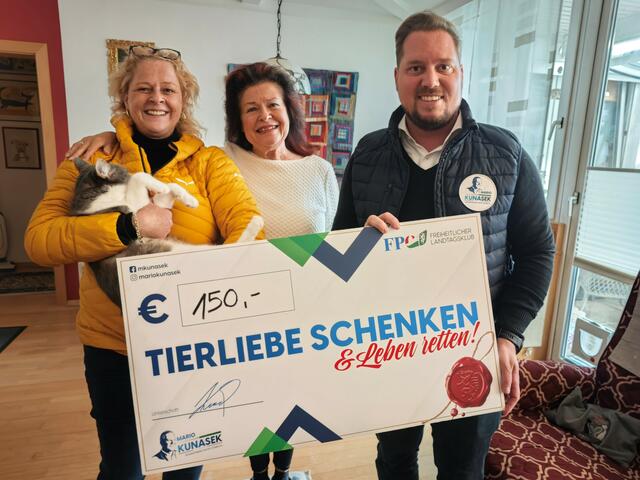 Stadtparteiobfrau der FPÖ Trofaiach Monika Puntigam, Hannelore Illek vom Tierschutzverein Trofaiach und FPÖ-Bezirksparteiobmann LAbg. Marco Triller im Rahmen der Spendenübergabe (v.l.) | Foto: FPÖ Steiermark