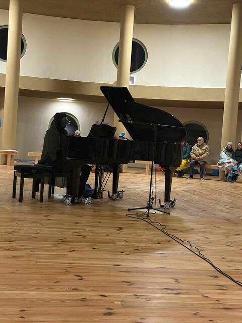 Der unbekannte Mann mit der Maske am Klavier. | Foto: Elisabeth Lindmayer