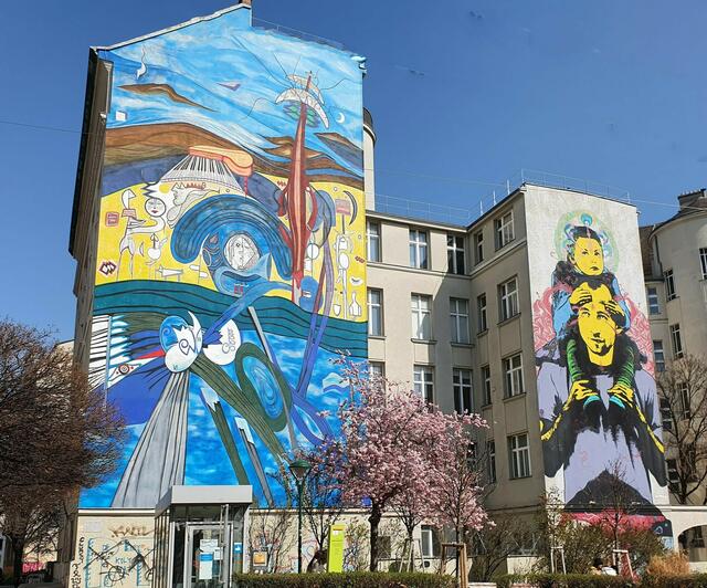 Das Wandbild in der Hofmühlgasse, Ecke Magdalenenstraße 33 soll übermalt werden. Das fordert eine Petition zweiter feministischer Initiativen.  | Foto: Peter Markl