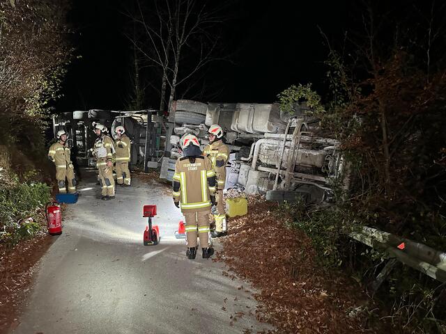 Umgekippter Holz-Lkw in Stans, im Einsatz standen die Freiwillige Feuerwehr Stans mit 15 Einsatzkräften und 3 Fahrzeugen, die Bergrettung Schwaz, ein RTW sowie die Polizei Schwaz. | Foto: zoom.tirol