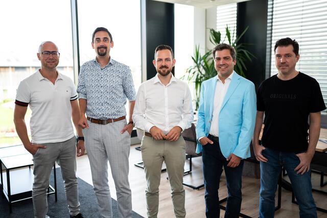 Vertriebsmitarbeiter Hannes Lindmayr, "Die Gipfelstürmer"-Geschäftsführer David Leitner und Flo Baumgartner, Simon Pecher und Webentwickler Josef Najsel (v.l.). | Foto: Sageder/ steil.media