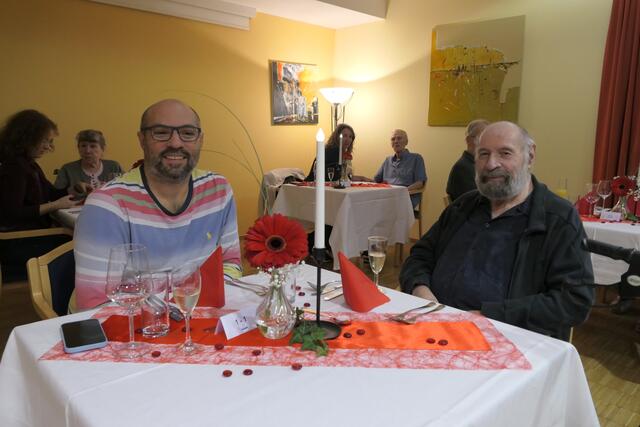 Bewohner Wolfgang Zoufal freute sich sehr, dass sein Sohn Lukas sich Zeit nahm für den besonderen Abend. | Foto: Sene Cura Purkersdorf
