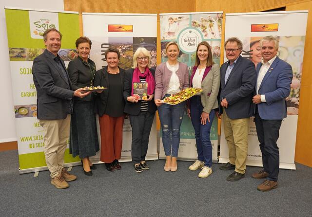 Das dritte Eiweißsymposium fand in der Fachschule Schloss Stein statt. Referenten und Organisatoren begrüßten auch die Vizepräsidentin der Landwirtschaftskammer, Maria Pein, und Kammerobmann Franz Uller. | Foto: Woche