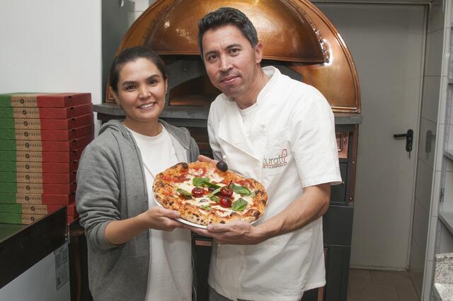 Ali Reza Hasani und seine Ehefrau Zahra Yousufi führen die Pizzeria in Währing.  | Foto: Wolfgang Unger
