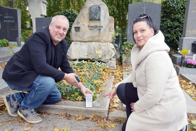 Markus Gilly und Irene Kaineder bringen den QR-Code am Ehrengrab von Franz Keim an. | Foto: Bernhard Garaus
