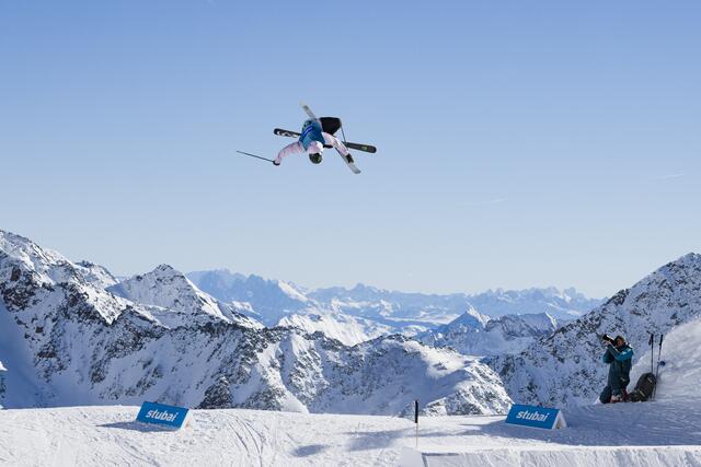 Viele der Freeski-Profis geben derzeit ihren Tricks für die kommende Saison am Stubaier Gletscher den letzten Feinschliff. | Foto: Tom Bause