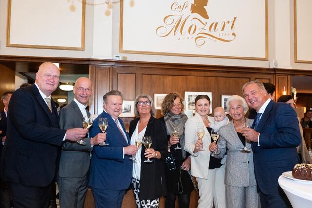 v.l.n.r. Berndt Querfeld, Dompfarrer Toni Faber, Wiener Bürgermeister Michael Ludwig, Andrea Winkler, Irmgard Querfeld, Karoline Klezl, Anita Querfeld, Wirtschaftskammerpräsident Walter Ruck. | Foto: Cynthia Fischer