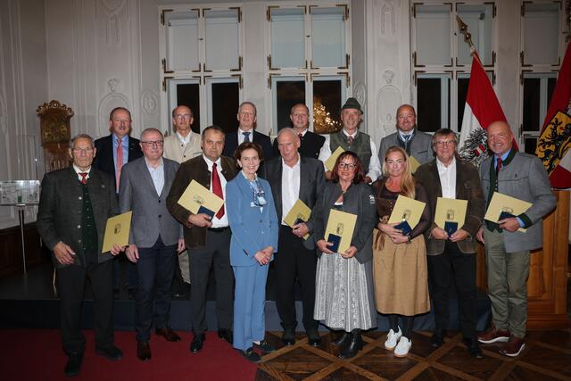 Landtagspräsidentin Brigitta Pallauf mit allen Ausgezeichneten | Foto: Land Salzburg / Franz Neumayr