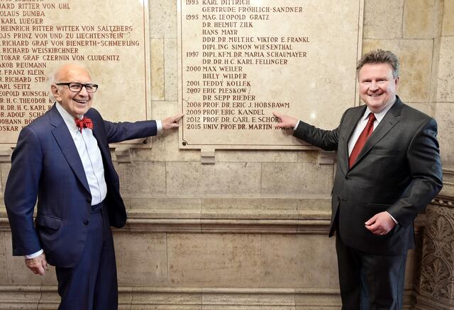 Der Nobelpreisträger Eric Kandel (l.) feiert heute seinen 95. Geburtstag. 2019 wurde er mit dem "Goldenen Rathausmann" der Stadt Wien geehrt.  | Foto: C.Jobst/PID