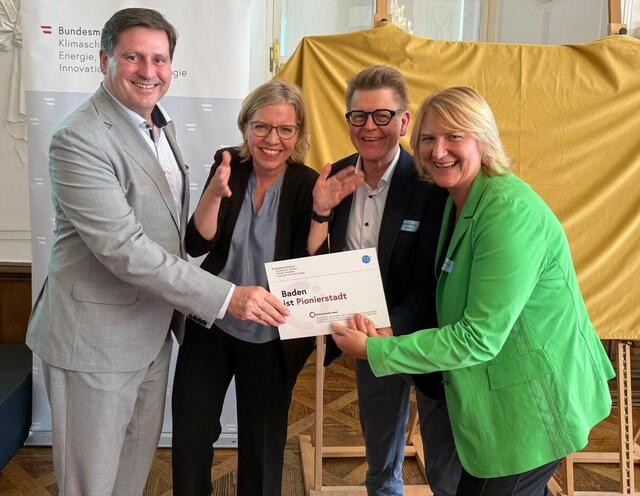 Bürgermeister Stefan Szirucsek, BM Leonore Gewessler, Gerfried Koch (Klima- und Energiereferat) und Vizebürgermeisterin Helga Krismer.
 | Foto: Energiereferat Baden 2024 