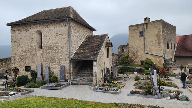 die Michael Kapelle unter der sich das Beinhaus befindet und ein Turm der Stadtmauer... | Foto: I.Wozonig