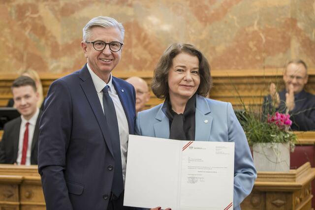 OLG-Präsident Helmut Katzmayr überreicht die Bestellungsurkunde. | Foto: LG/Neumayr/Leopold
