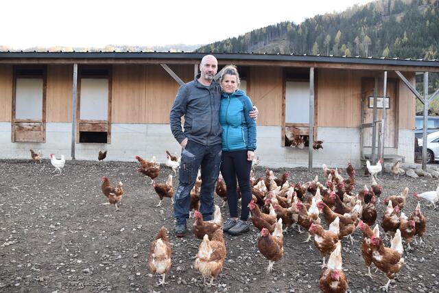 Nebenerwerbsbauer Reinhard Ruech und seine Andrea vor dem Hühnerstall, der abgerissen werden muss. | Foto: Kainz