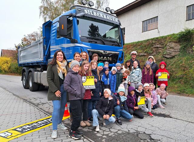 Polizeiinspektor Rene Litschauer, Volksschuldirektorin Sigrid Rauscher sowie Schüler und Schülerinnen der 3. und 4. Schulstufe mit ihren Lehrerinnen. | Foto: VS St. Bernhard/Frauenhofen