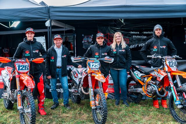 Karl Schmidinger und Jennifer Feldmann mit den drei Fahrern Michael Kratzer, Marcel Stauffer, Michael Sandner vom Team Österreich beim Motocross der Nationen in Großbritannien | Foto: Schmidinger