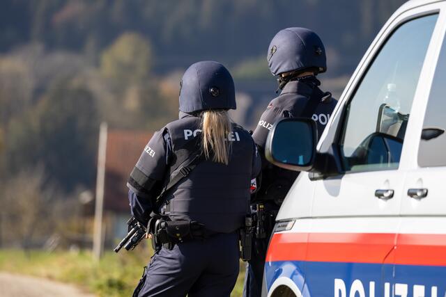 Mehr als 250 Polizeibeamte waren täglich im Einsatz. | Foto: Fotokerschi/Franz Plechinger