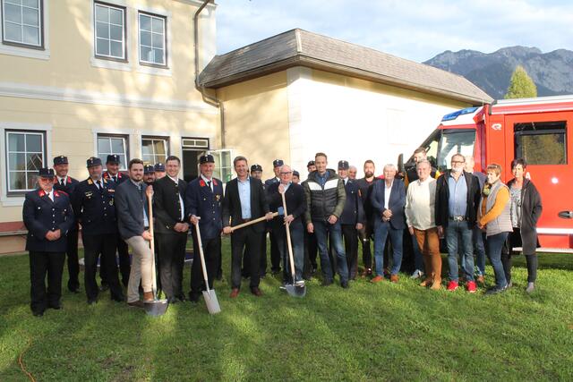 Vertreter der Gemeinde darunter Bürgermeister Alfred Altersberger, der Feuerwehren darunter Oberbrandinspektor Christian Urbanz und des Landes darunter Landesrat Daniel Fellner beim symbolischen Spatenstich. | Foto: Gemeinde Nötsch ©