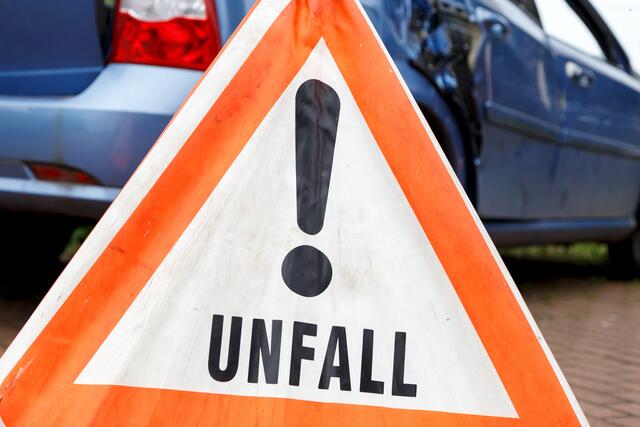 Ein 61-jähriger Autofahrer aus dem Bezirk Schärding kam in Dierthalling, Gemeinde Schardenberg, von der Fahrbahn ab und prallte gegen einen Strommast. Da ein Alkotest 1,4 Promille ergab, wurde ihm der Führerschein vorläufig abgenommen. | Foto: PantherMedia / Frank Straube