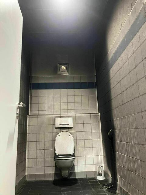 Der Brand in der WC-Anlage des Bahnhofs führte zu Schäden. | Foto: Freiwillige Feuerwehr Bischofshofen