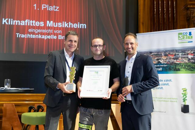Obmann Jürgen Uitz (Mitte) nahm den Award entgegen. | Foto: FMA/IFMA Austria, Jana Madzigon